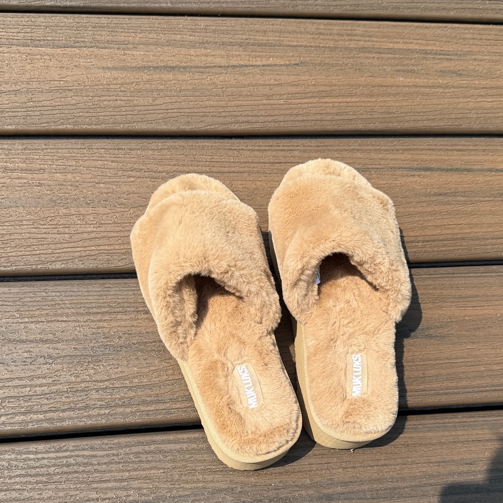 NWOB Muk Luks Beige Plush Slippers